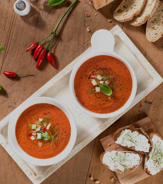 Tomaten-Fenchel-Gazpacho mit Ziegenkäse-Crostini