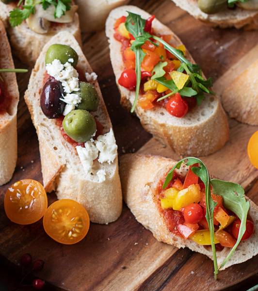 Bruschetta Board mit Paprika-Tomaten-Salsa & Feta-Dip